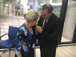 Abdelaziz Essid appunta la medaglia della pace sulla giacca di Maria Giovanna Ruo